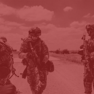 Marineros de las Fuerzas Armadas durante una formación oficial con fusiles en la preparación para Tropa y Marinería, cursos de Patronato en Casa, Prueba de 2 días gratis
