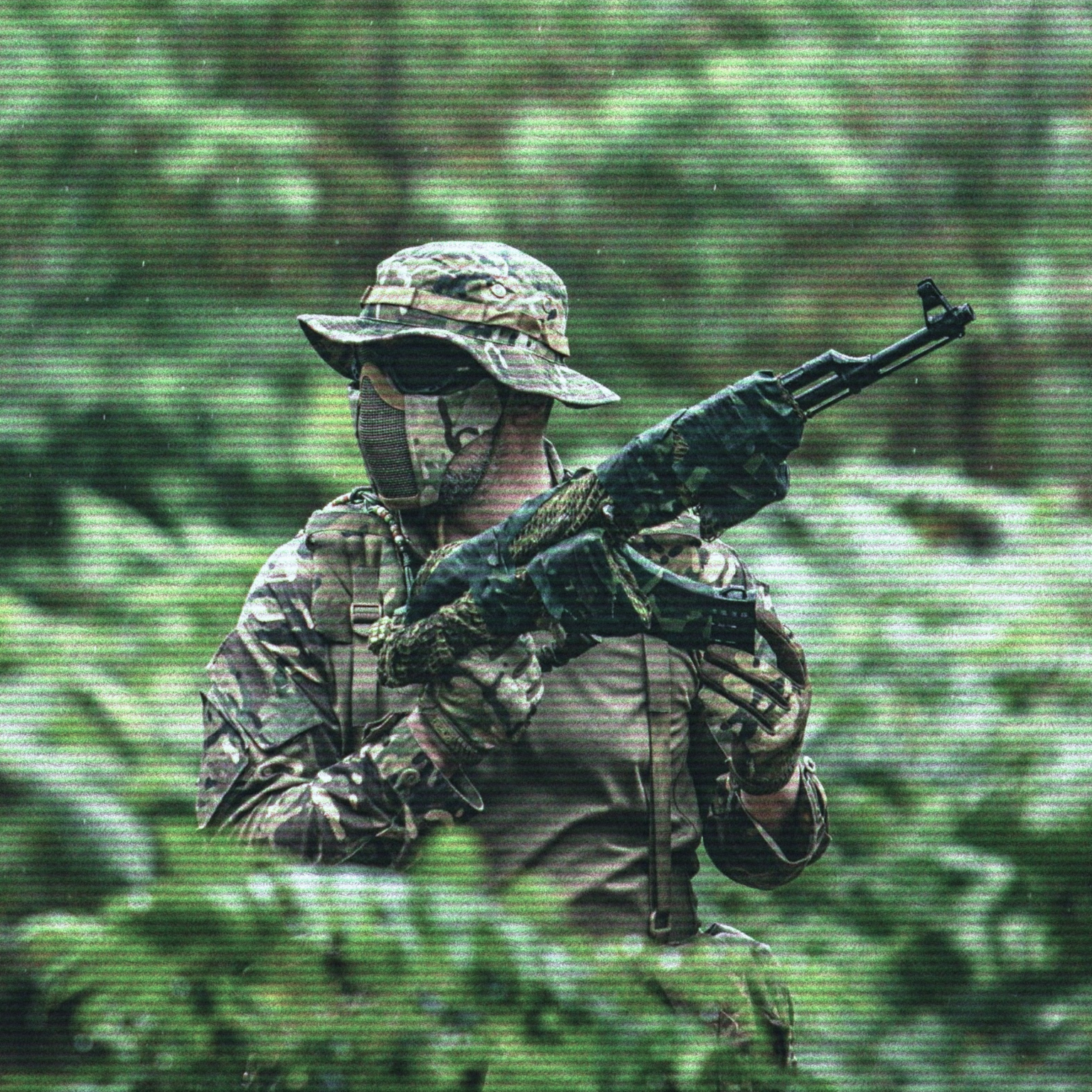 Militar durante un ejercicio táctico de preparación para las pruebas de suboficiales por acceso directo.