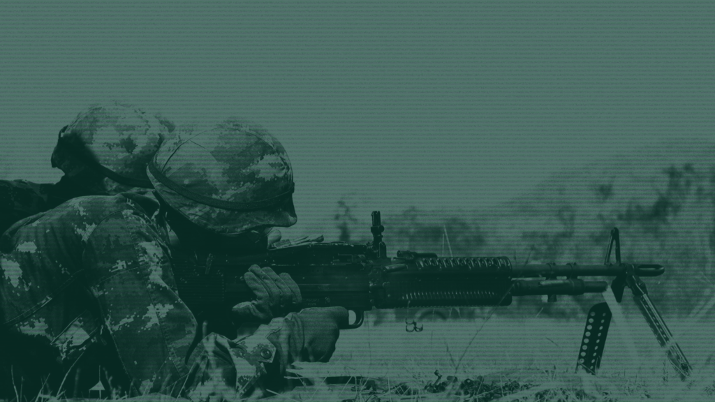 Soldados del Ejército de Tierra durante un entrenamiento de combate con ametralladora para el ascenso a Cabo.
