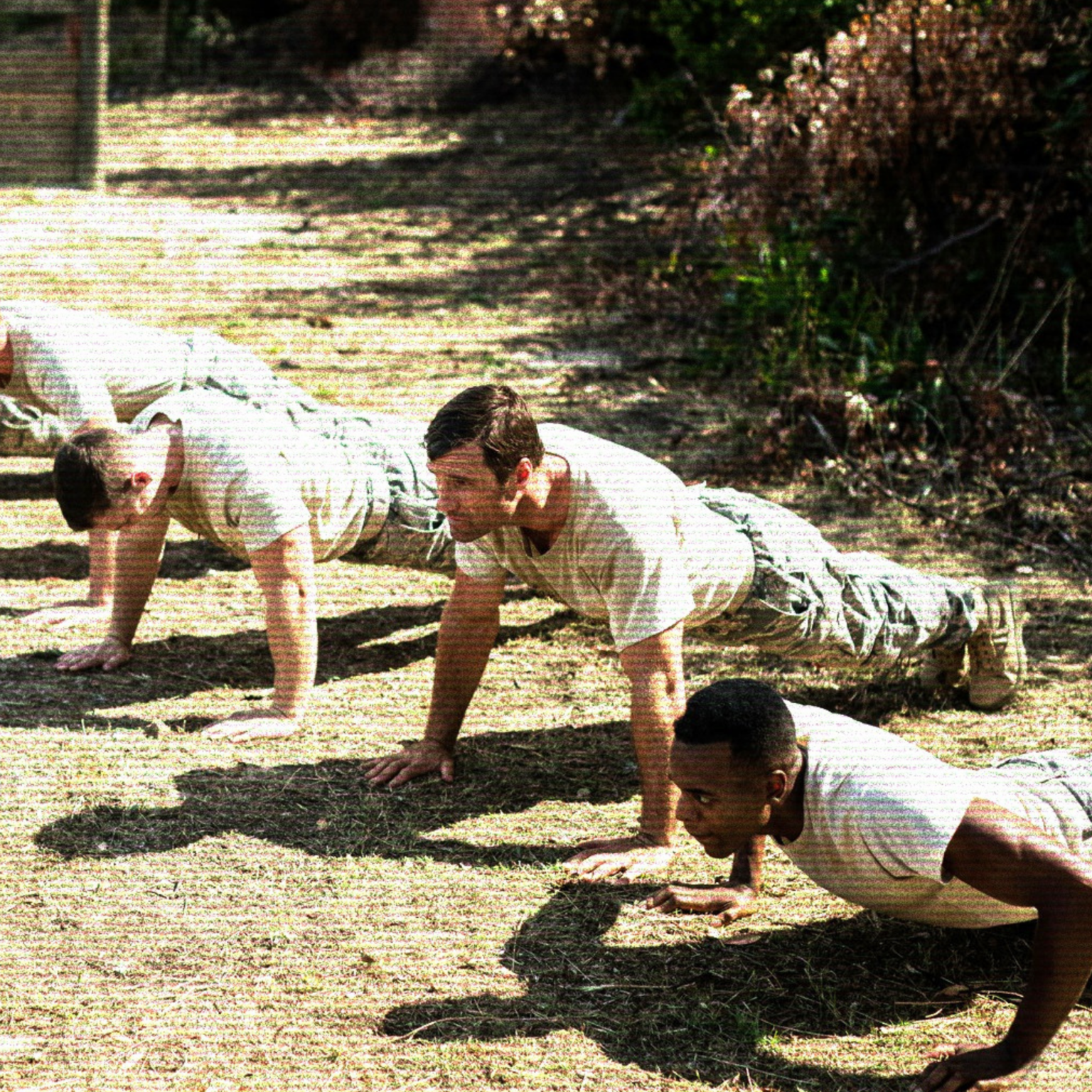 Militares del Ejército de Tierra realizando flexiones durante un entrenamiento físico para el ascenso a Cabo.