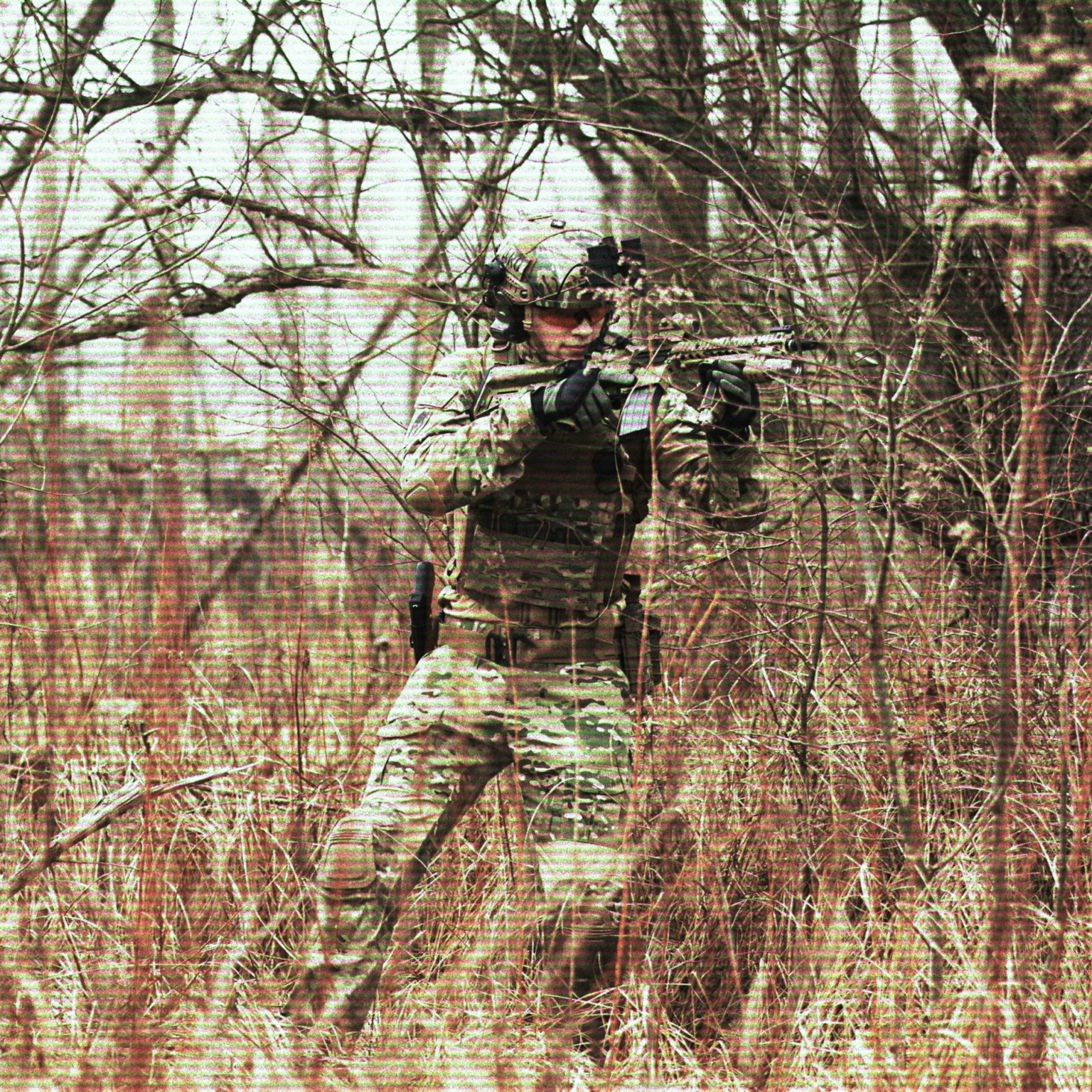 Soldado con uniforme de camuflaje avanzando por un bosque durante un ejercicio de entrenamiento militar para el acceso a los Patronatos.