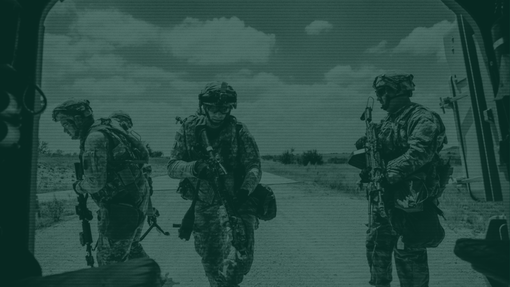 Marineros de las Fuerzas Armadas durante una formación oficial con fusiles en la preparación para Tropa y Marinería.