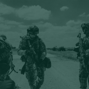 Marineros de las Fuerzas Armadas durante una formación oficial con fusiles en la preparación para Tropa y Marinería, cursos de Patronato en Casa.