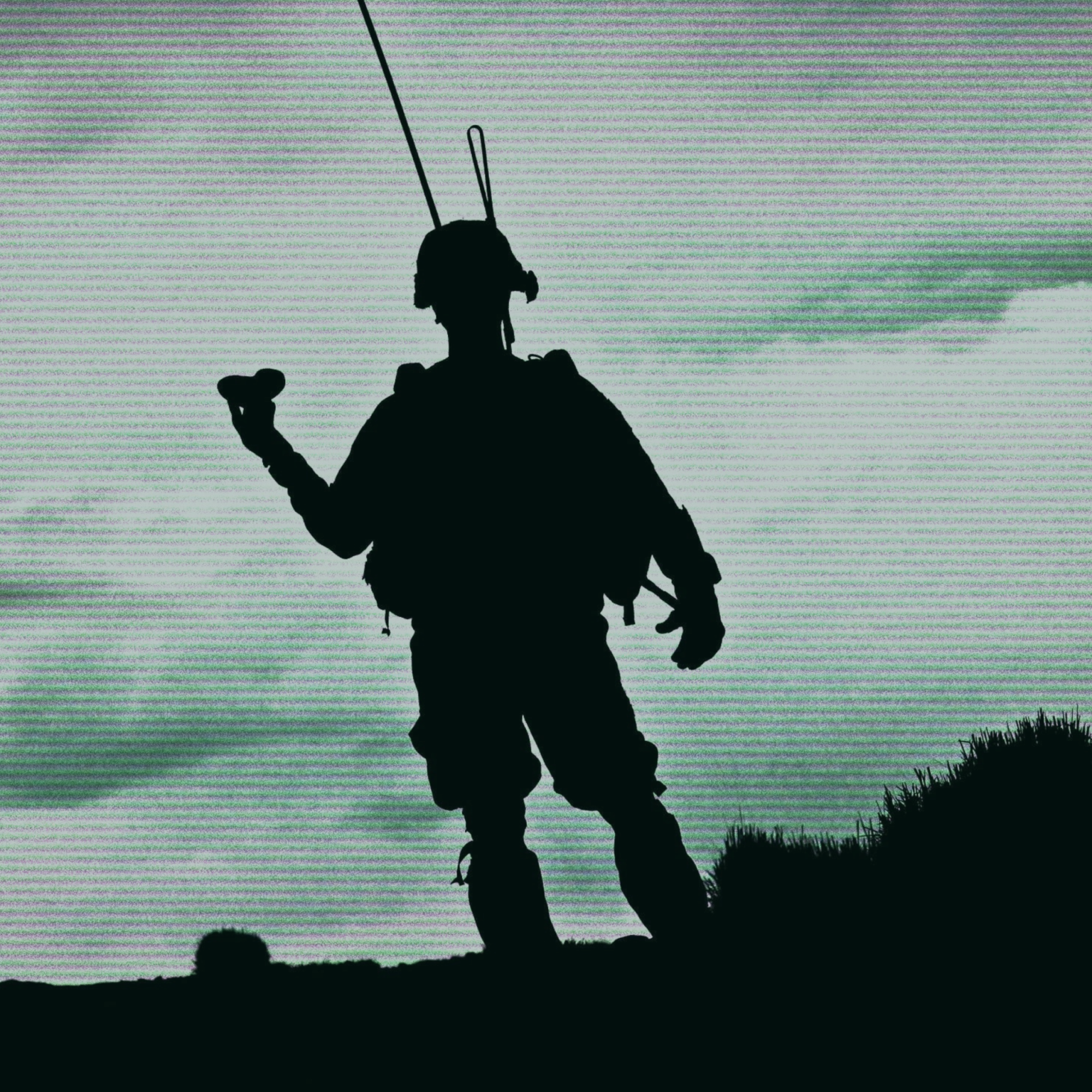 Militar equipado durante un ejercicio táctico, representando la preparación integral para las oposiciones militares con Patronato En Casa.