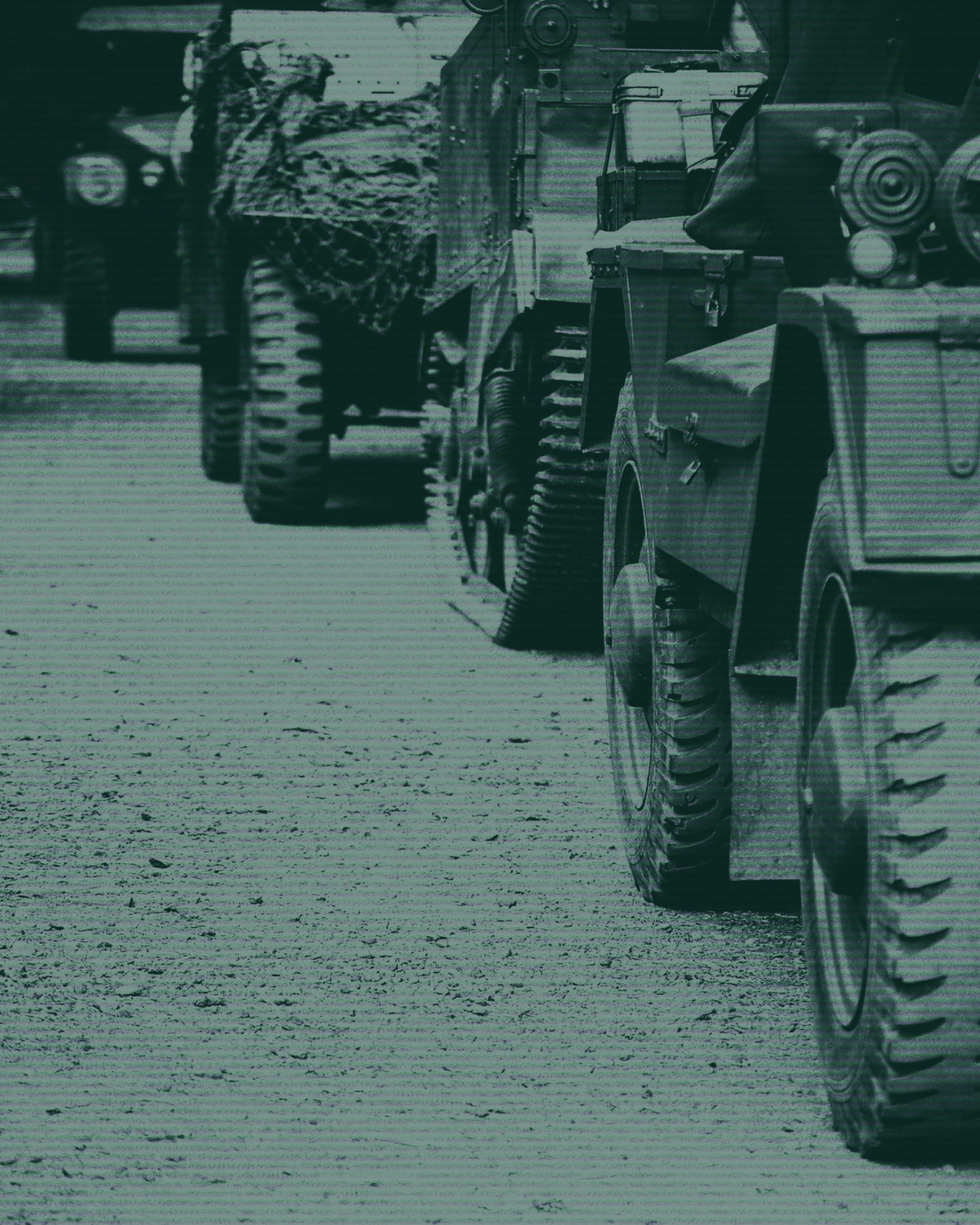 Vehículos militares en formación representando la convocatoria y el temario oficial para las oposiciones militares de Oficiales en España.