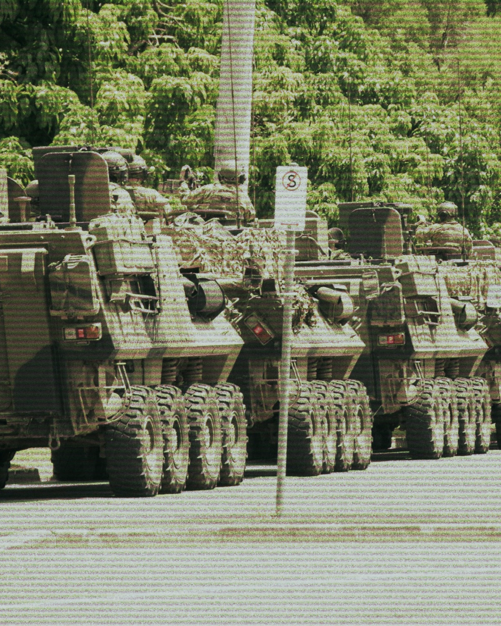 Vehículos blindados del Ejército de Tierra durante unas maniobras, representando la convocatoria y el temario oficial para el ascenso a Cabo.